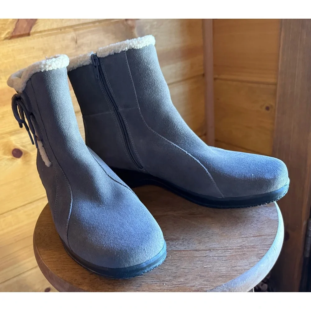 Clarks NWOT Bendables Womens 8M Gray Suede Faux Shearling Trim Ankle Boots - Picture 2 of 7